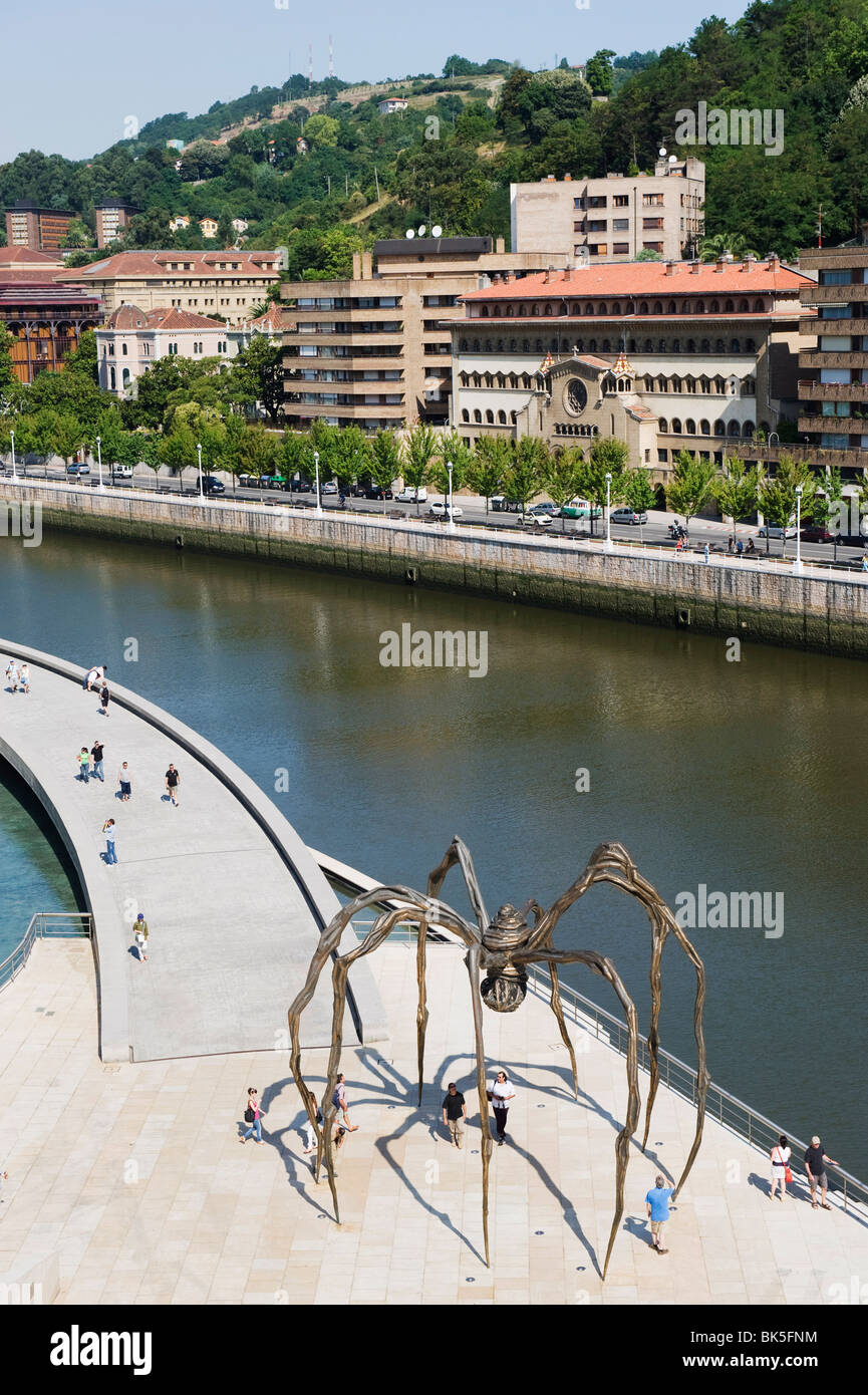 Il ragno gigante scultura di Louise Bourgeois, Nervion River, Bilbao, Paesi Baschi, Spagna, Europa Foto Stock