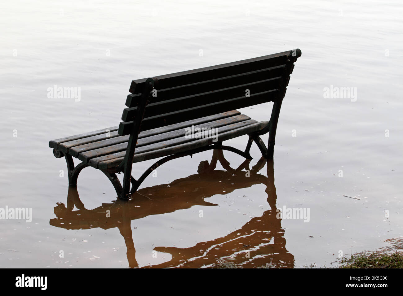 Panca parzialmente sommerso lungo il bacino di marea in Washington DC, Stati Uniti d'America dopo la recente inondazione Foto Stock