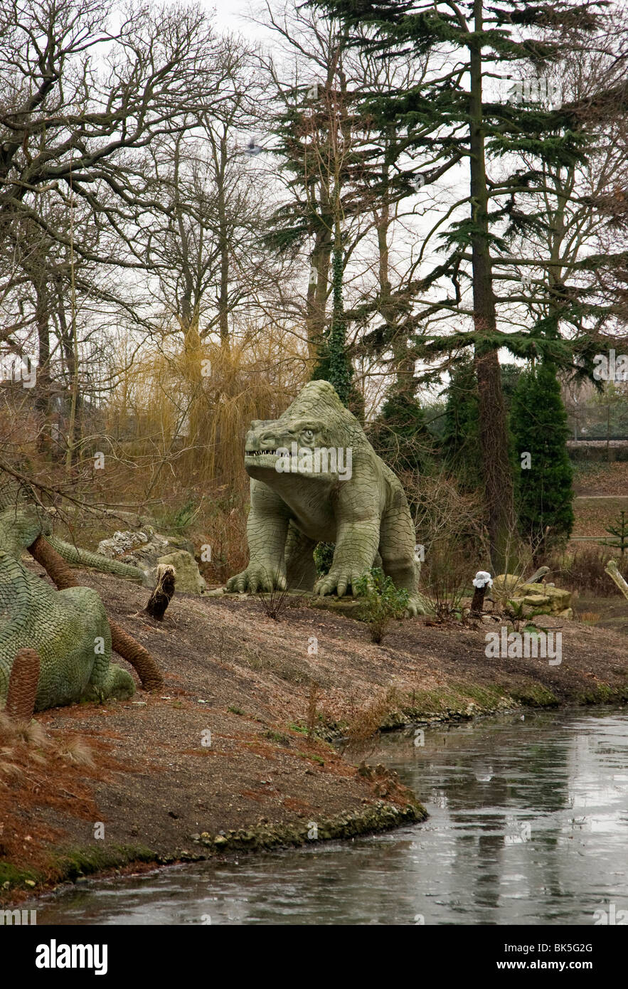 Vista del dinosauro Megalosaurus scultura in Crystal Palace Park nel Sud di Londra Foto Stock