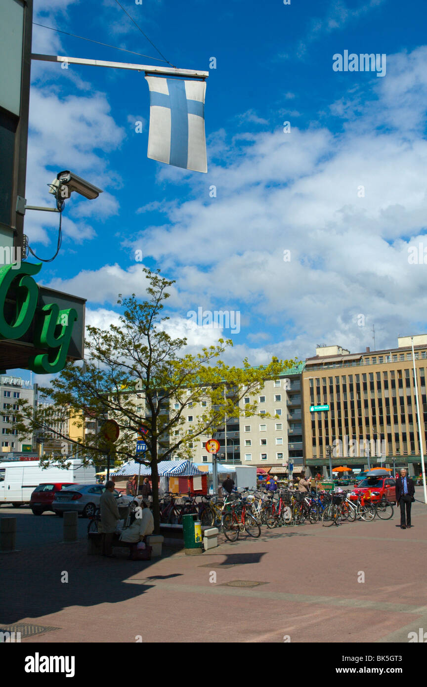 Mercato Kauppatori piazza con bandiera finlandese Pori Finlandia occidentale Europa Foto Stock