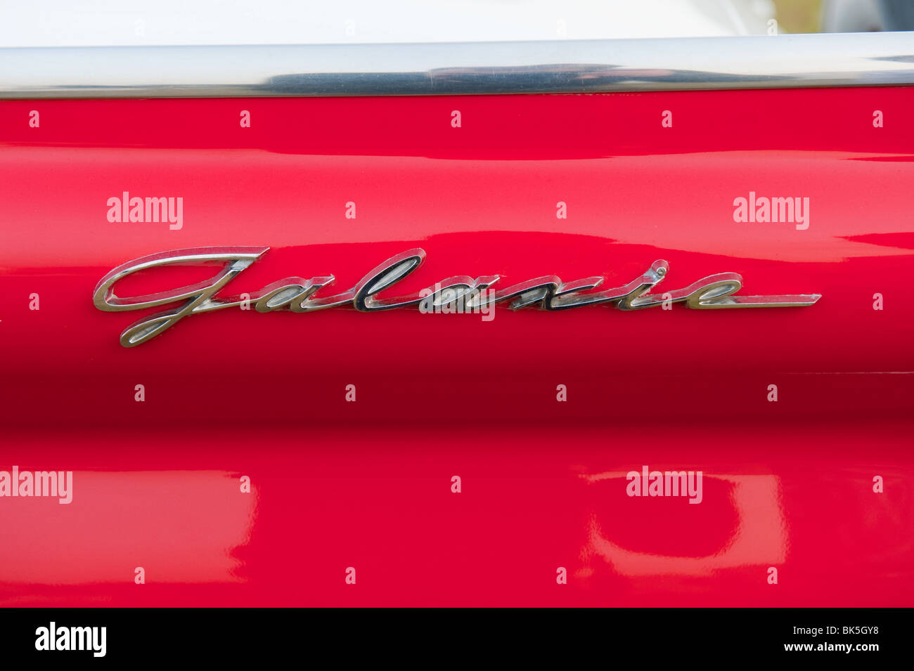 Ford Galaxie auto rossa del logo Foto Stock