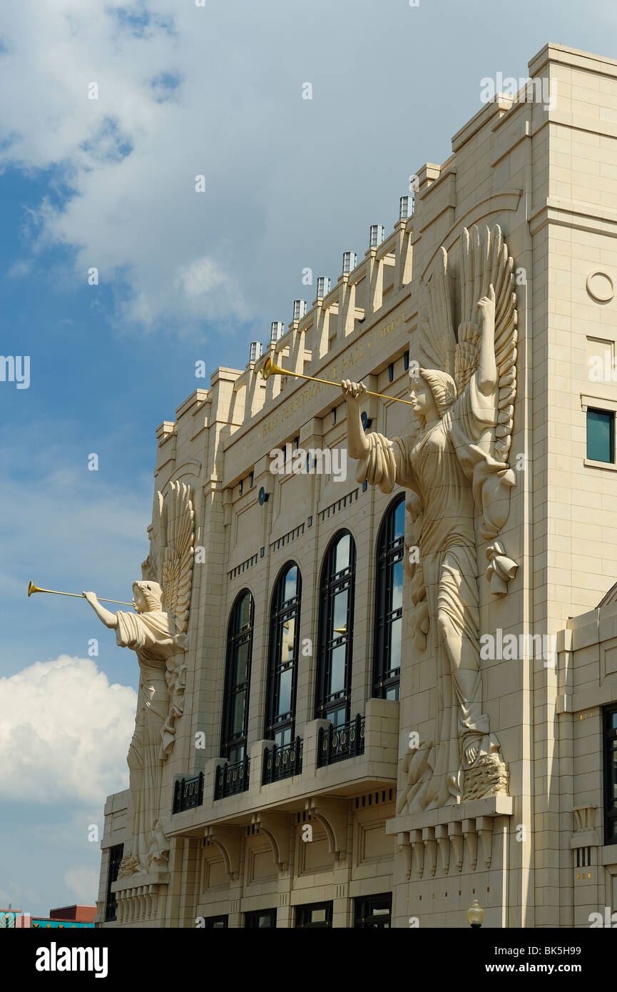 Gli angeli con le trombe su Bass Performance Hall, Fort Worth downtown, Texas Foto Stock