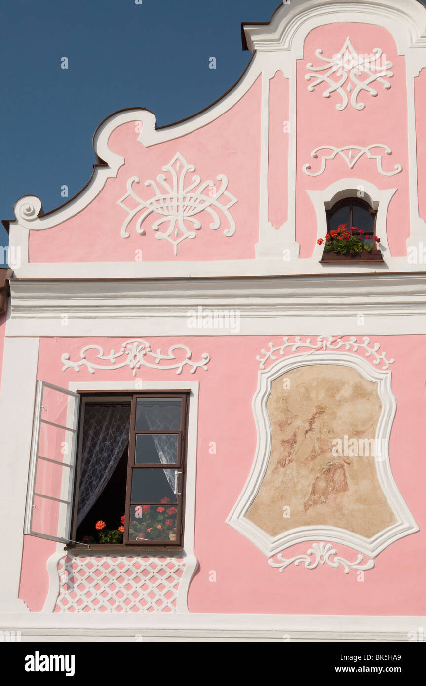 Edificio in stile barocco di dettaglio della facciata a Zachariase z Hradec Square, Telc, Jihlava Regione, Repubblica Ceca, Europa Foto Stock