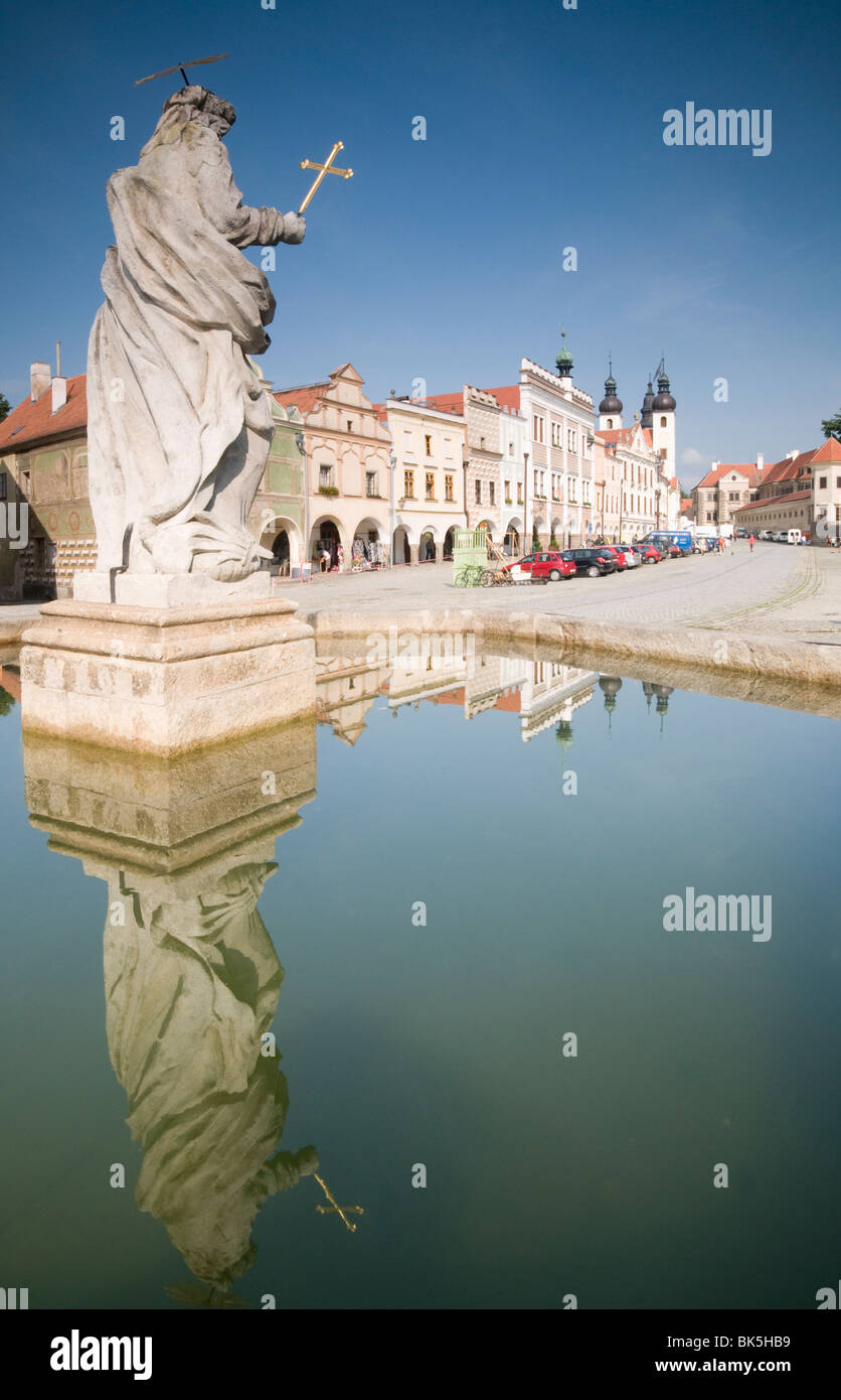 Statua di San e fontana, edifici rinascimentali a Zachariase z Hradec Square, Telc, Jihlava Regione, Repubblica Ceca, Europa Foto Stock