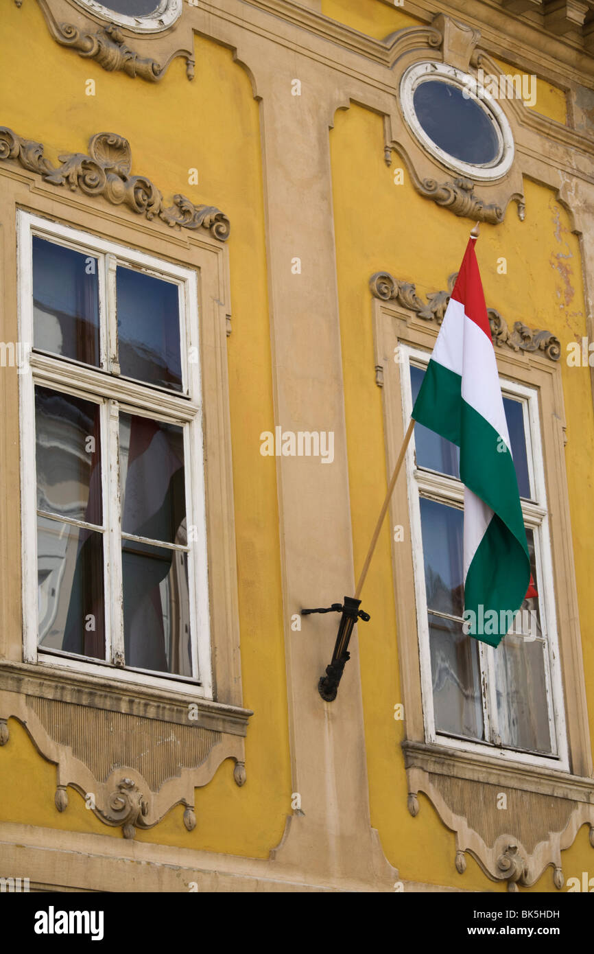 Bandiera ungherese e casa detaill, Uri Utca, Città Vecchia, Budapest, Ungheria, Europa Foto Stock