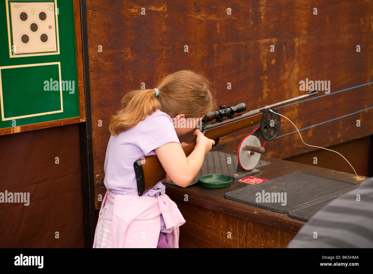 Ragazza Con Il Fucile Immagini E Fotos Stock Alamy