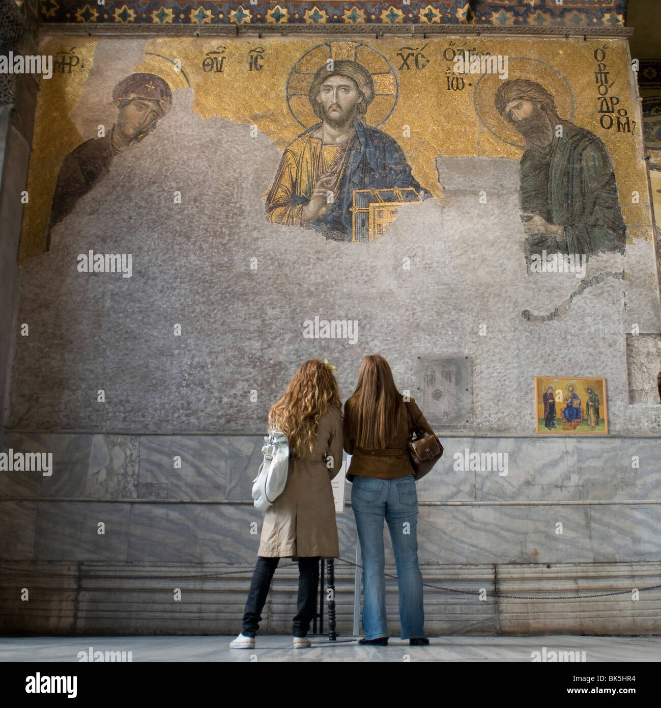 Vista posteriore di turisti ammirando la Deesis mosaico di Cristo, Hagia Sophia, Istanbul, Turchia Foto Stock