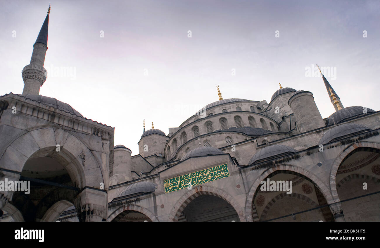 Basso angolo vista di una moschea, la Moschea Blu, Istanbul, Turchia Foto Stock