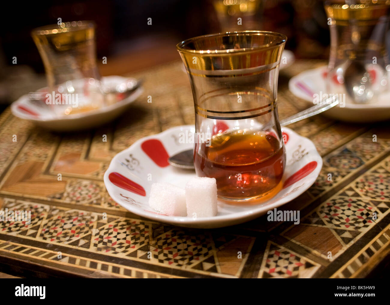 Bicchieri di tradizionale tè turco, Istanbul, Turchia Foto stock - Alamy