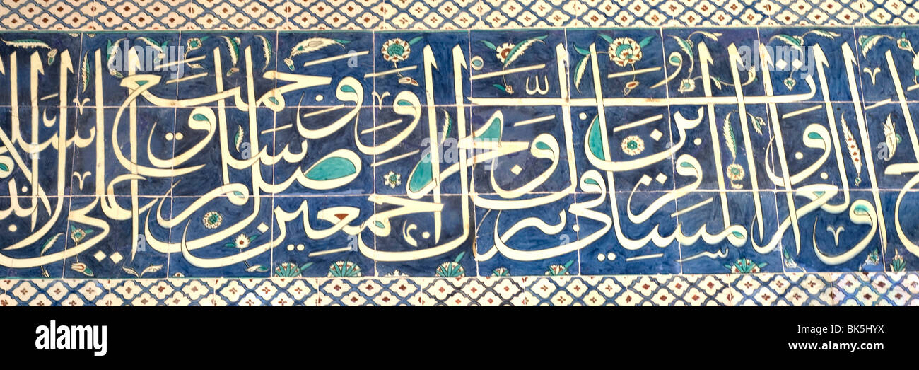 Piastrelle di Iznik e arabo script sulla parete di un palazzo, il palazzo di Topkapi, Istanbul, Turchia Foto Stock