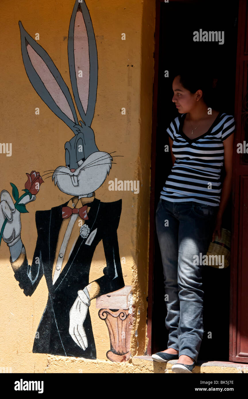 La donna nella parte anteriore del negozio Panajachel Guatemala Foto Stock