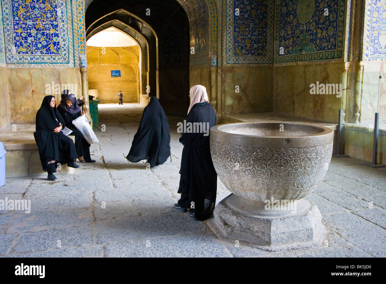 Le donne in Imam moschea o Masjed-e Shah in Elazig, Turchia Foto Stock