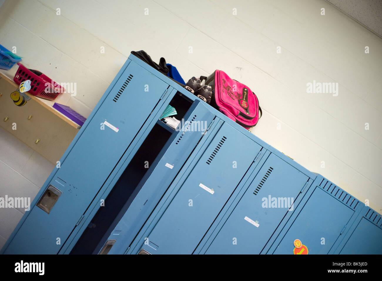 Gli armadietti di scuola con adesivi e magneti Foto Stock