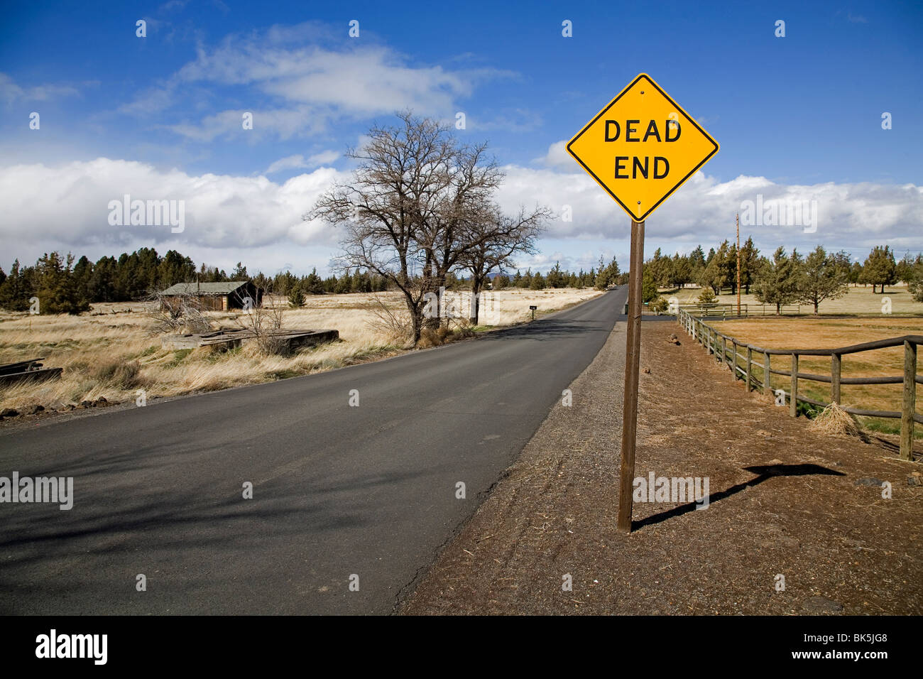 Un dead end segno su una solitaria strada di campagna o corsia Foto Stock