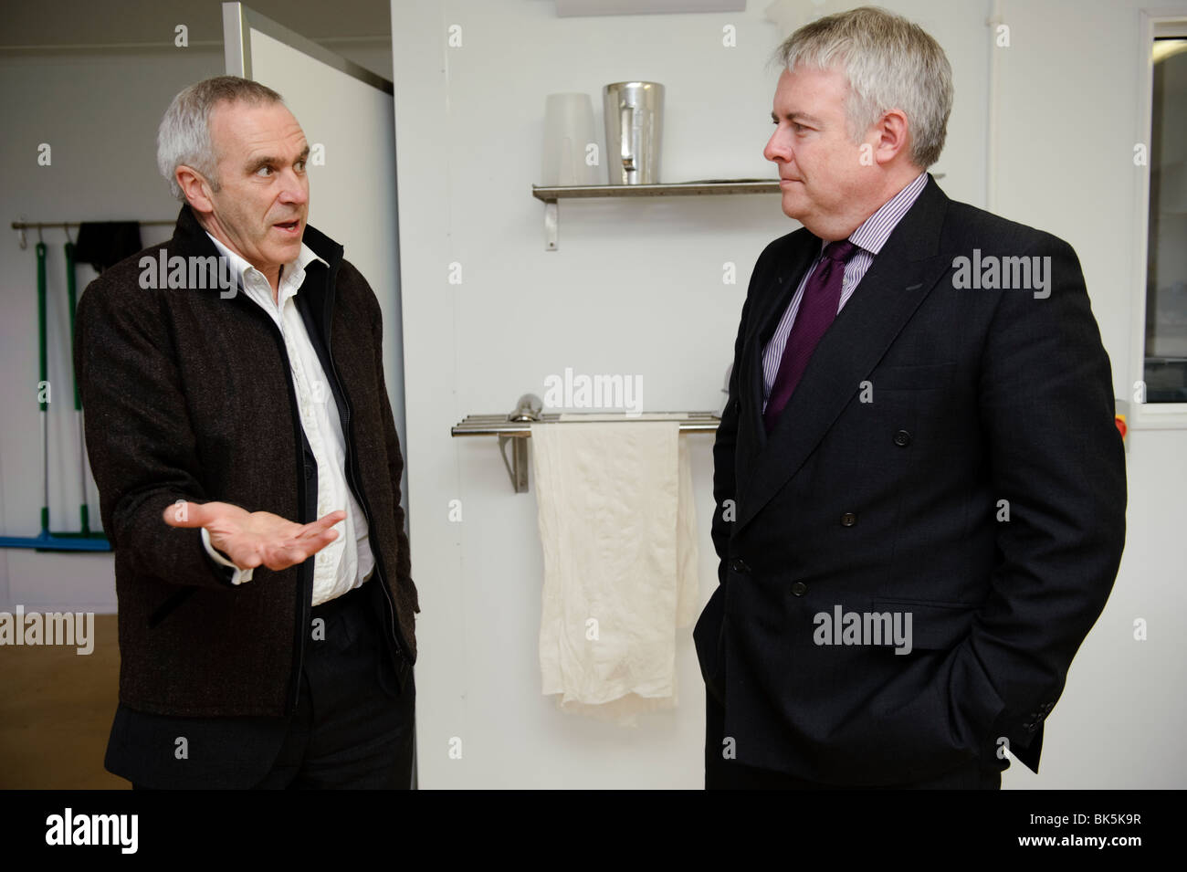 Carwyn Jones, Primo Ministro presso l'Assemblea del Galles di governo, parlando di Patrick Holden , Direttore della Soil Association Foto Stock