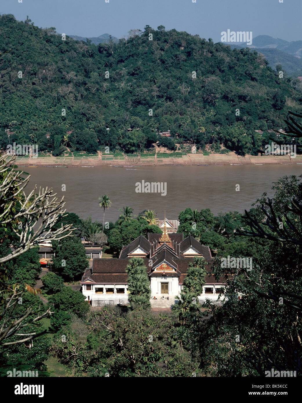 Il Palazzo Reale e il fiume Mekong a Luang Prabang, Laos, Indocina, Asia sud-orientale, Asia Foto Stock
