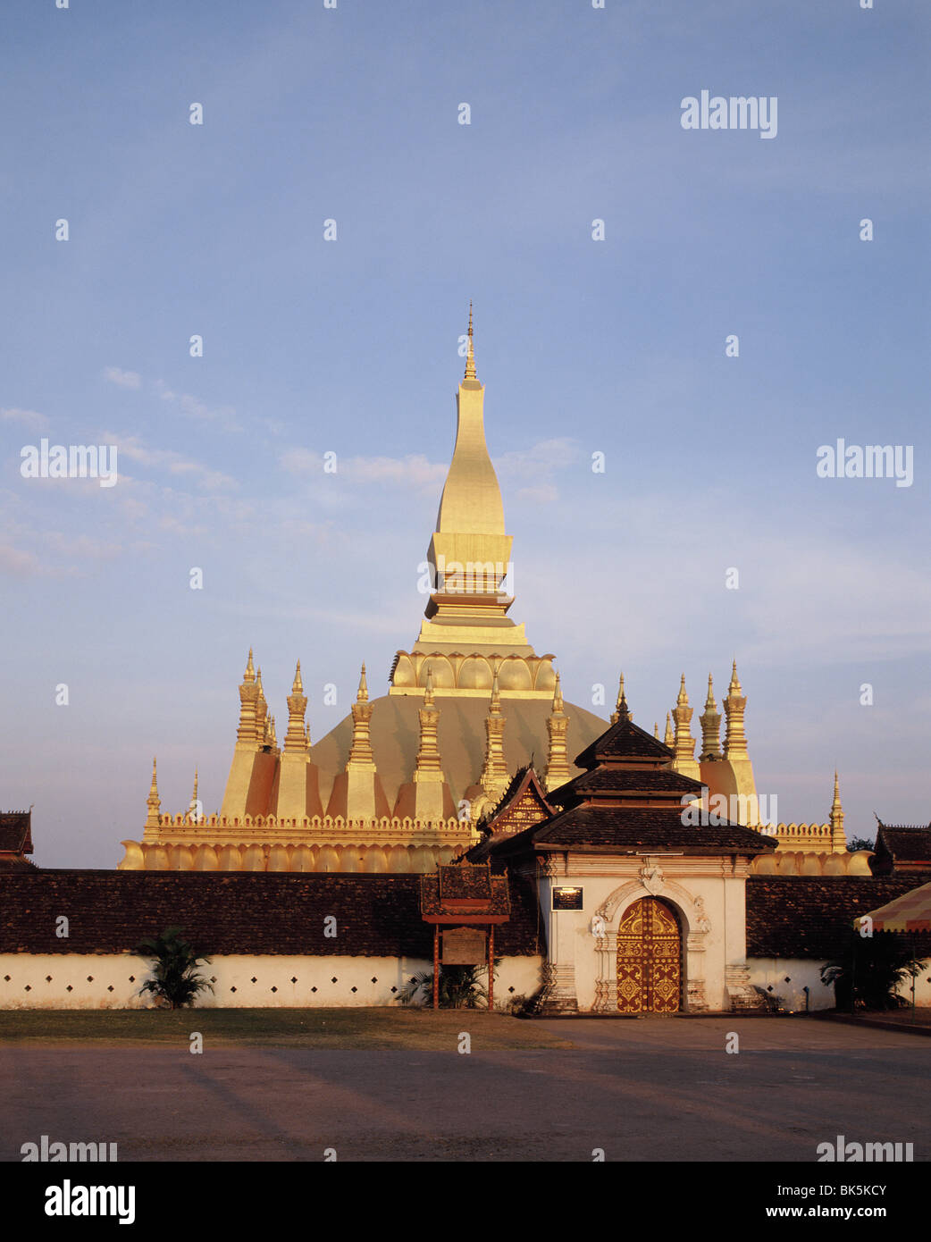 Pha That Luang nella zona est della città, Vientiane, Laos, Indocina, Asia sud-orientale, Asia Foto Stock