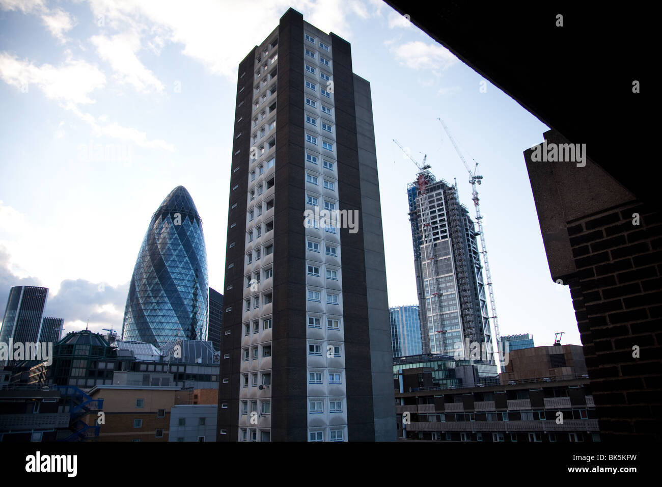 Vista della torre Ghurkin nella città di Londra e più alta sorge salendo, visto da di La Petite Coat Lane consiglio station wagon. Foto Stock