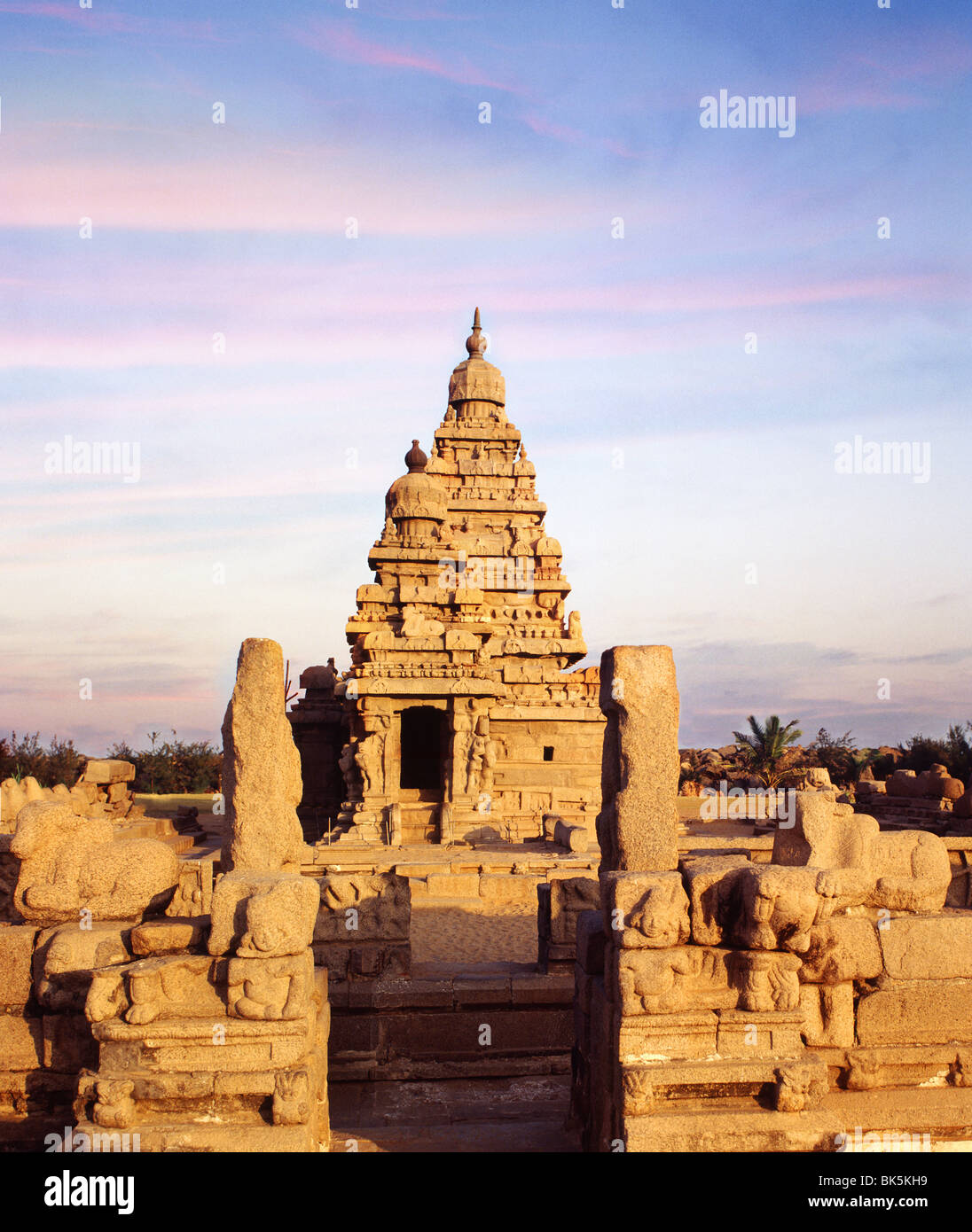 Shore tempio risalente al periodo Pallava, Mahabalipuram, Sito Patrimonio Mondiale dell'UNESCO, Tamil Nadu, India Foto Stock
