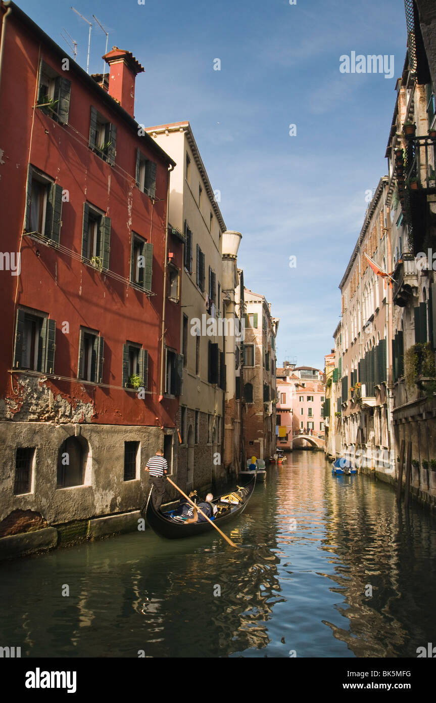 Gondola sul Rio dei Santi Apostoli Canal, Venezia, Veneto, Italia, Europa Foto Stock