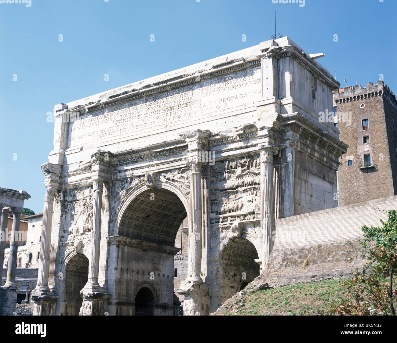 Basso angolo di visione di un arco trionfale, Arco di Settimio Severo, Foro Romano, Roma, Italia Foto Stock