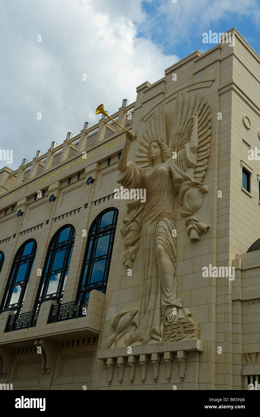 Angelo con tromba sulle prestazioni dei bassi Hall di Fort Worth downtown, Texas Foto Stock