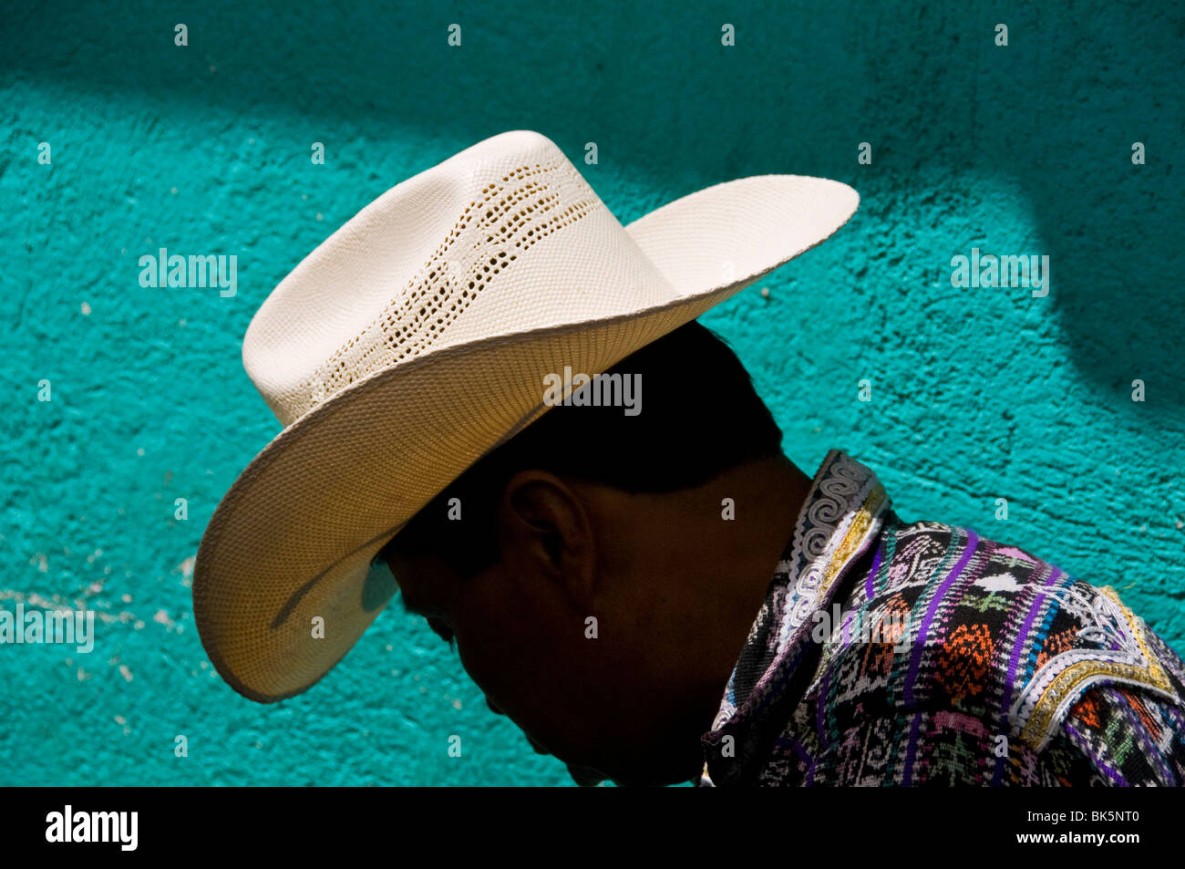 Silhouette di un uomo che indossa tipico hat Panajachel Guatemala Foto Stock