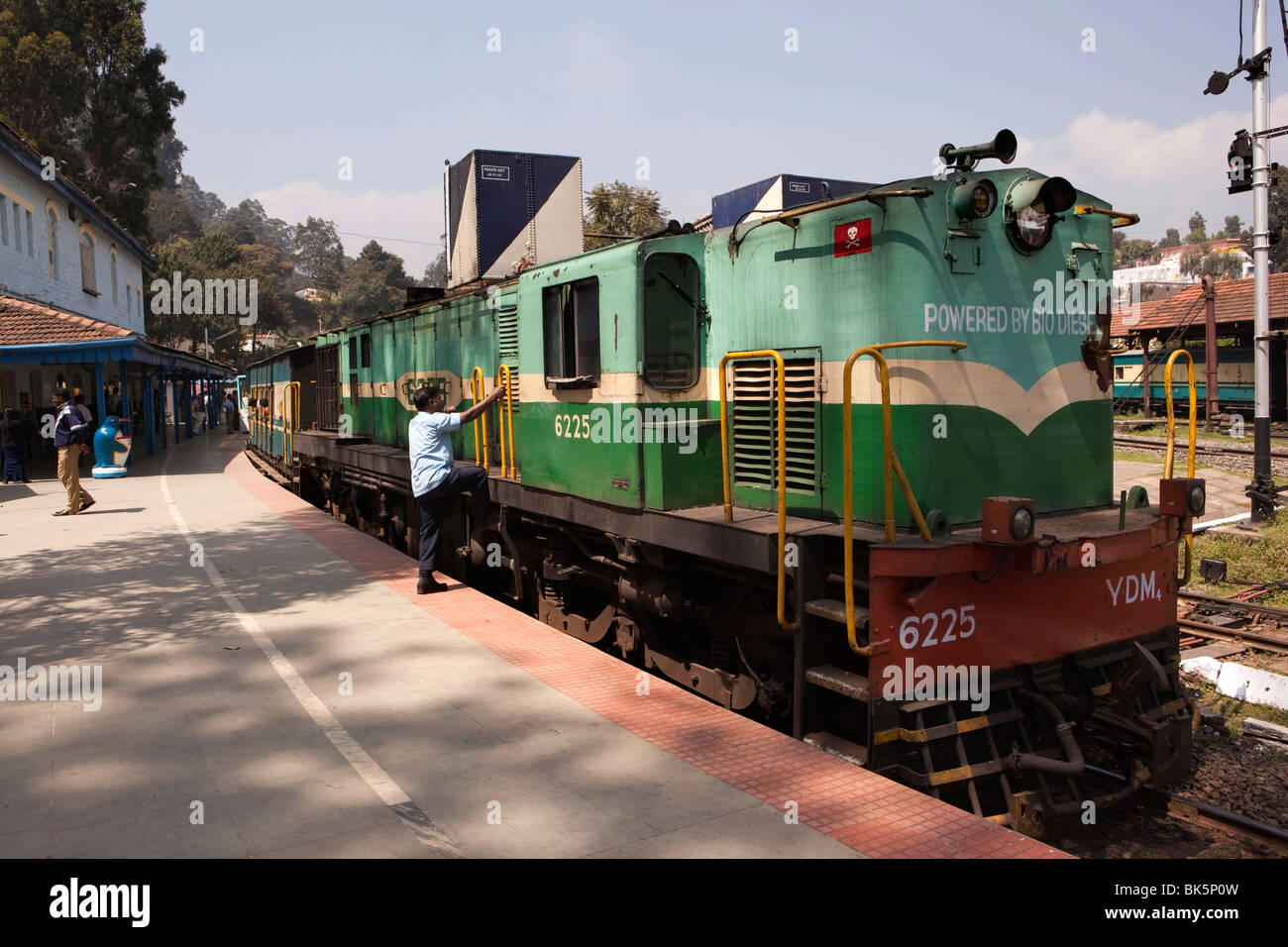 India, nello Stato del Tamil Nadu, Coonor Nilgiri stazione ferrovia di montagna, driver di motore fermo bio diesel locomotiva alimentato Foto Stock