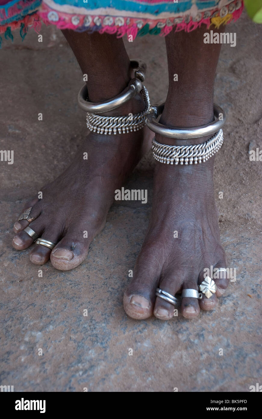 Anklet e anello di convergenza indossato da una donna, Karnataka, India Foto Stock