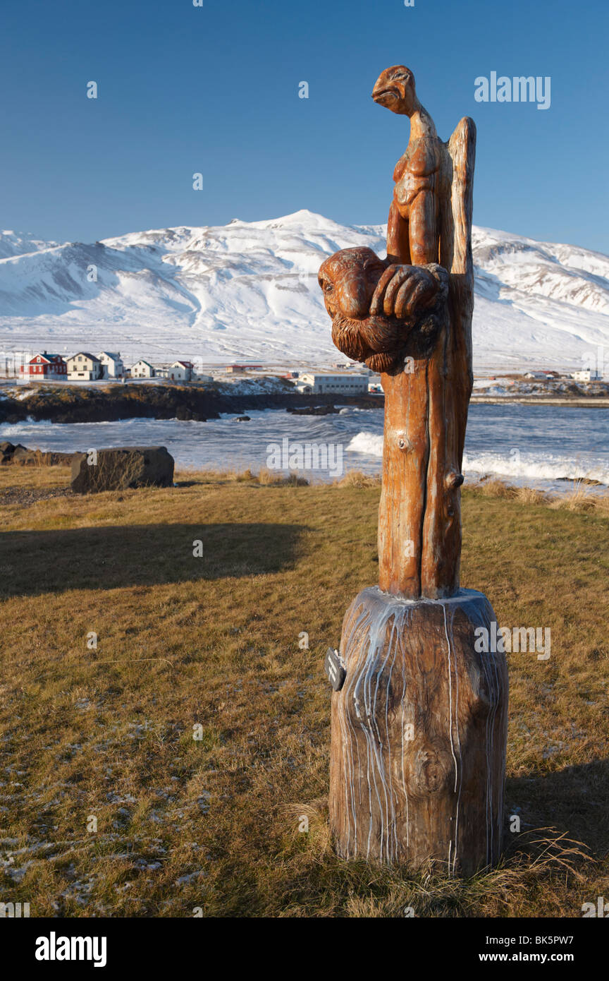 Scultura in legno (troll) a Bakkagerdi, Borgarfjordur Eystri, Est area dei fiordi, Islanda, regioni polari Foto Stock