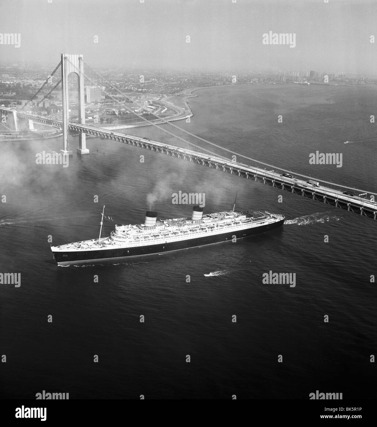 Stati Uniti d'America, New York City, la nave di crociera passando sotto il ponte Verrazano-Narrows Foto Stock