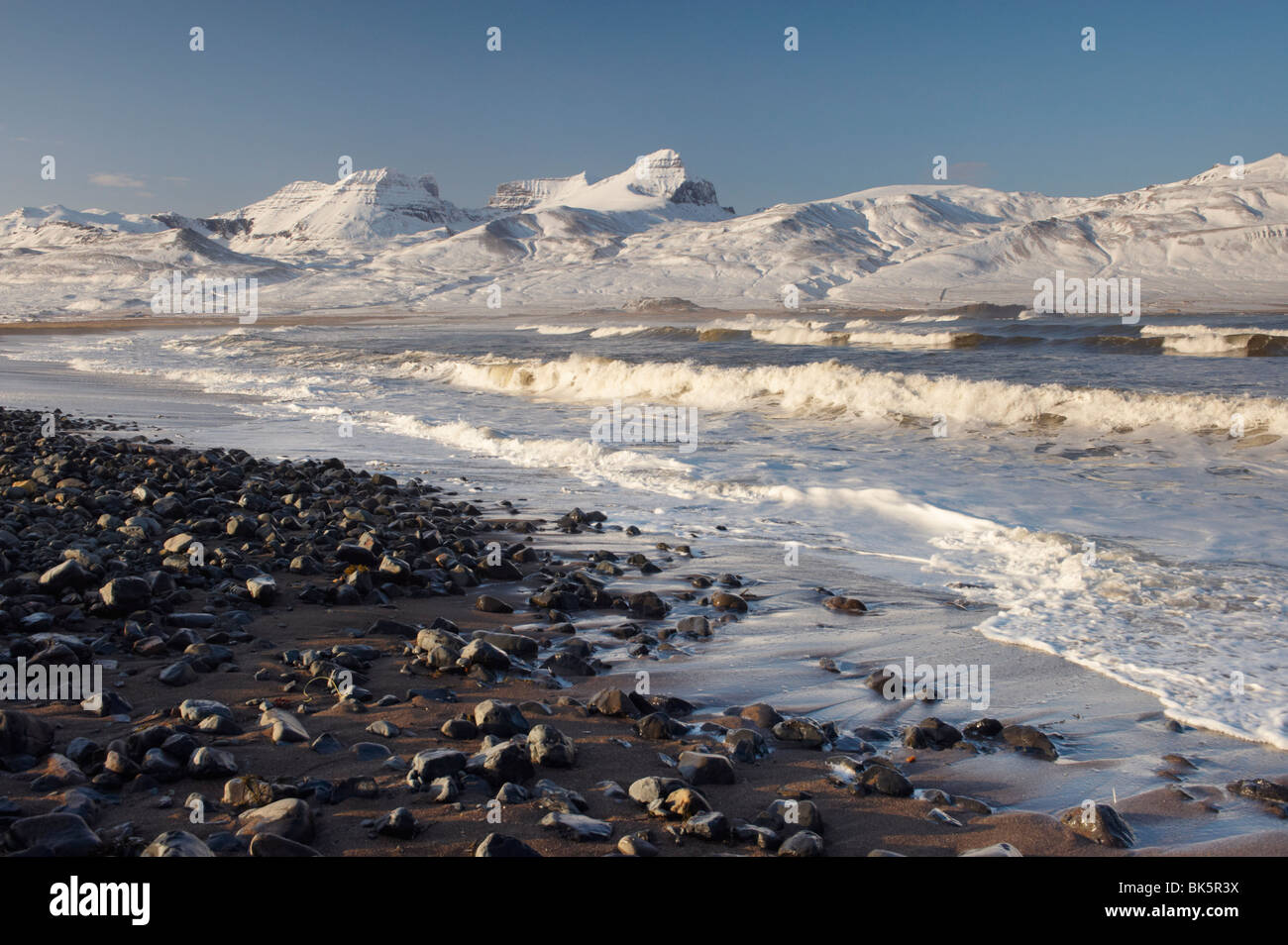 Spiaggia a Brot vicino Bakkagerdi in Borgarfjordur Eystri fiordo, Mount Dyrfjoll in background, Oriente fiordi, Islanda Foto Stock