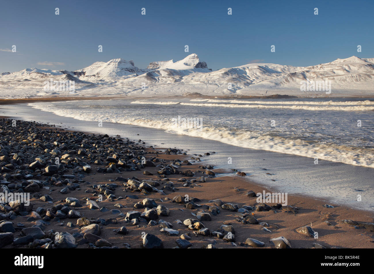Spiaggia a Brot vicino Bakkagerdi in Borgarfjordur Eystri fiordo, Mount Dyrfjoll in background, Oriente fiordi, Islanda Foto Stock