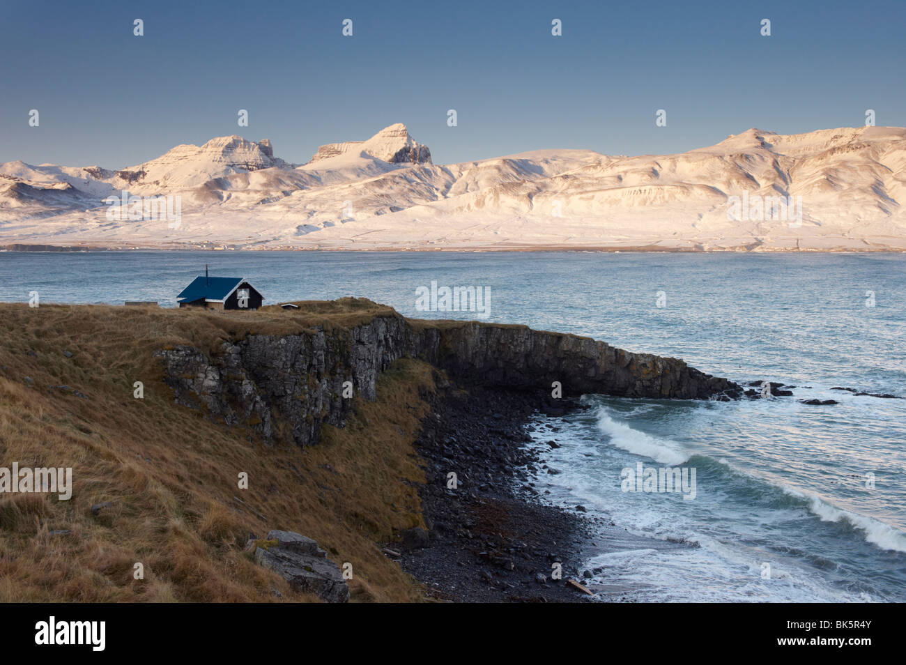 Casa Piccola e Borgarfjordur Eystri fiordo, Mount Dyrfjoll (Porta Montagna), 1136m, in background, Oriente fiordi, Islanda Foto Stock