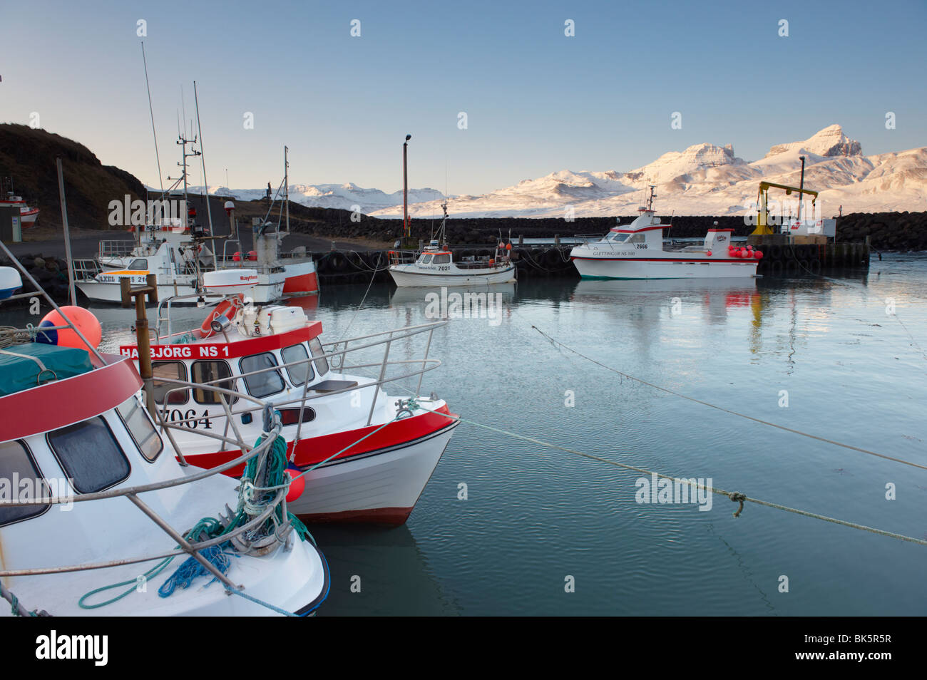 Porto di pesca a Hofn, vicino Bakkagerdi in Borgarfjordur Eystri fiordo, Mount Dyrfjoll, Est fiordi, Islanda Foto Stock