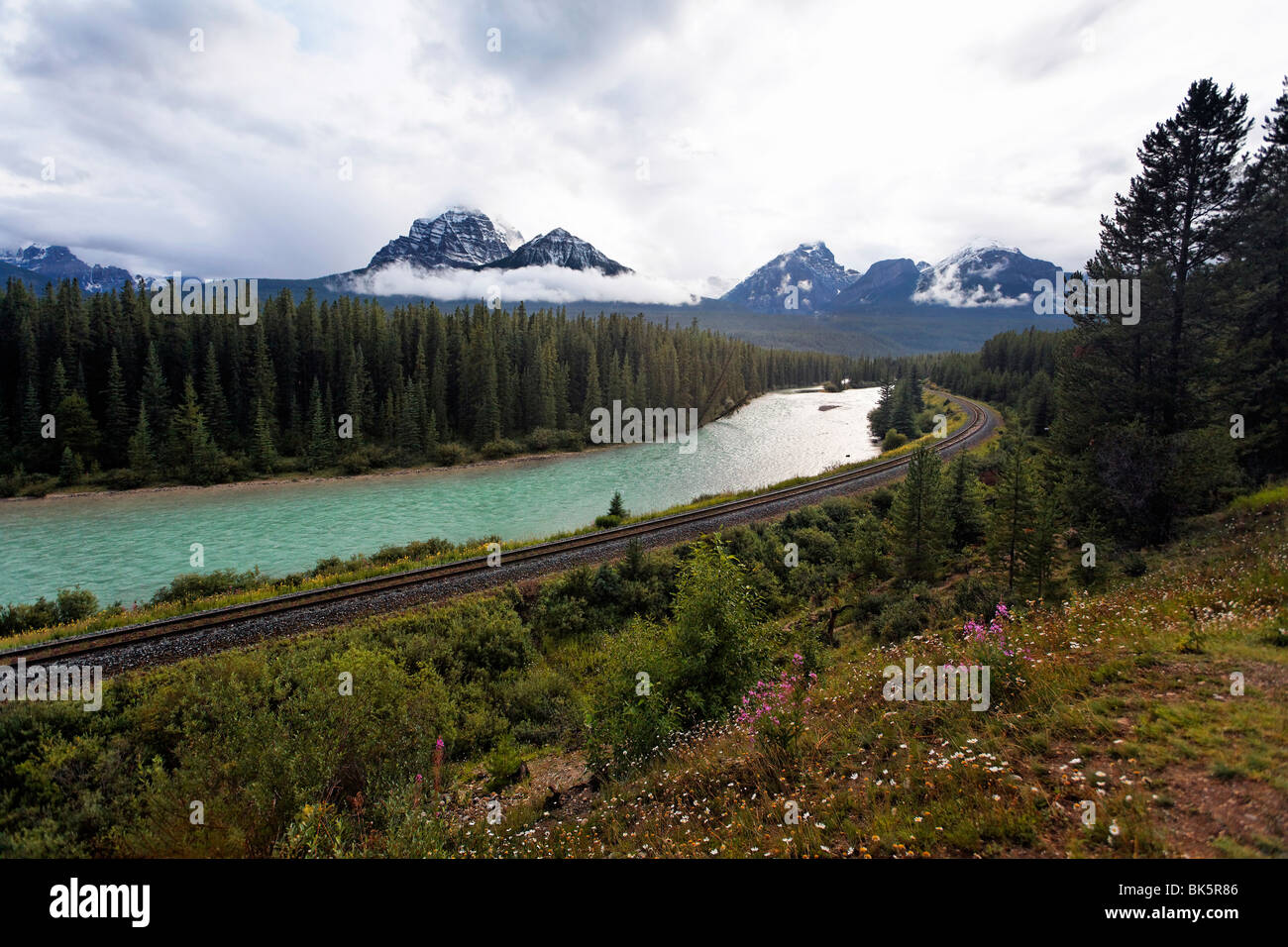 Ferrovia Via lungo il Fiume Bow, Banff Nat'l parco, Alberta, Canada Foto Stock