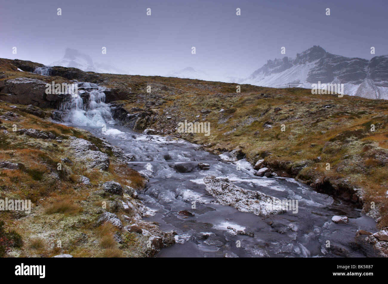 Cascate ghiacciate e streaming in Oriente fiordi, vicino Neskaupstaður Affitto, Nordfjordur-Reydarfjordur, Est fiordi, Islanda Foto Stock