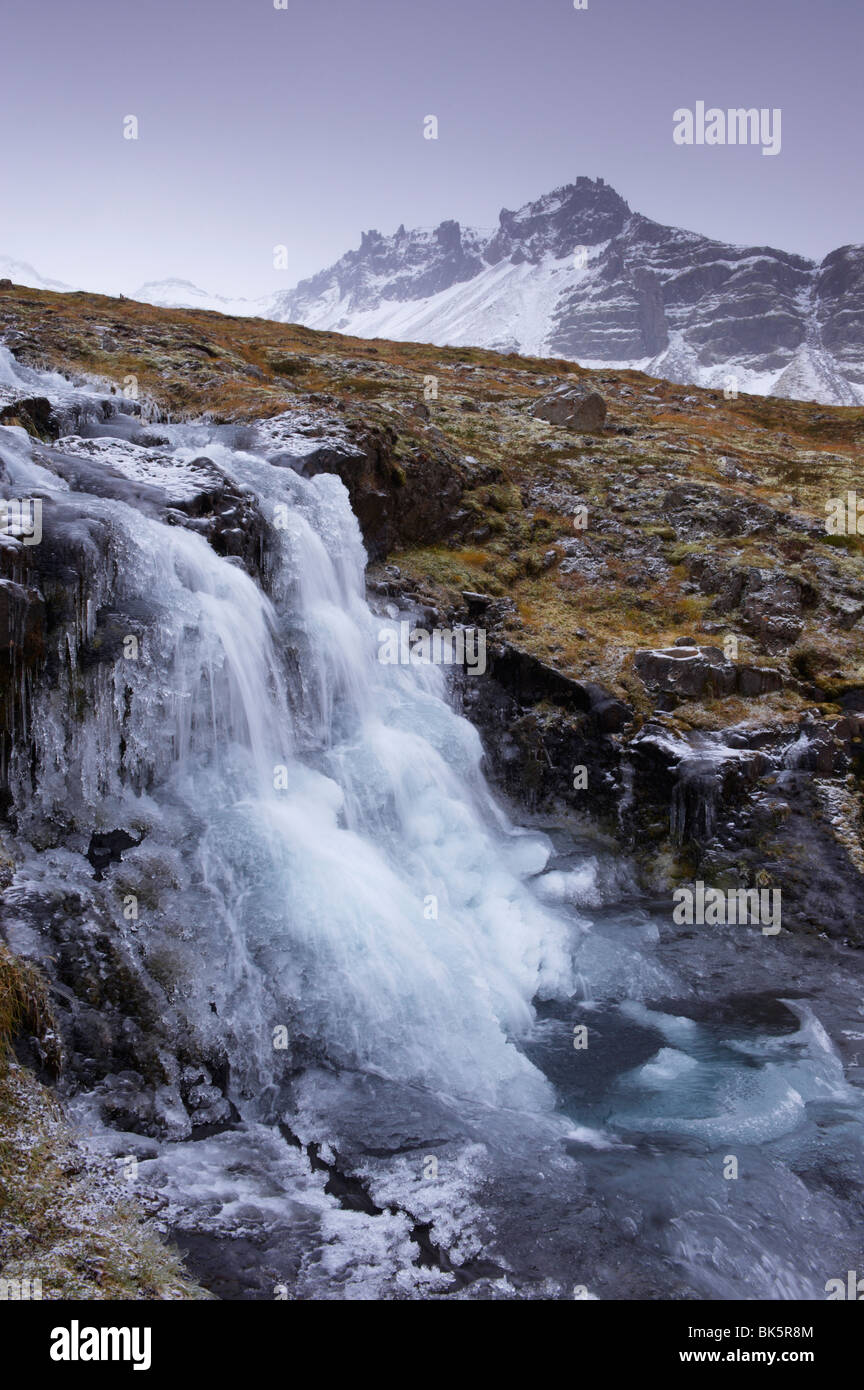 Cascate ghiacciate e streaming in Oriente fiordi, vicino Neskaupstaður Affitto, Nordfjordur-Reydarfjordur, Est fiordi, Islanda Foto Stock