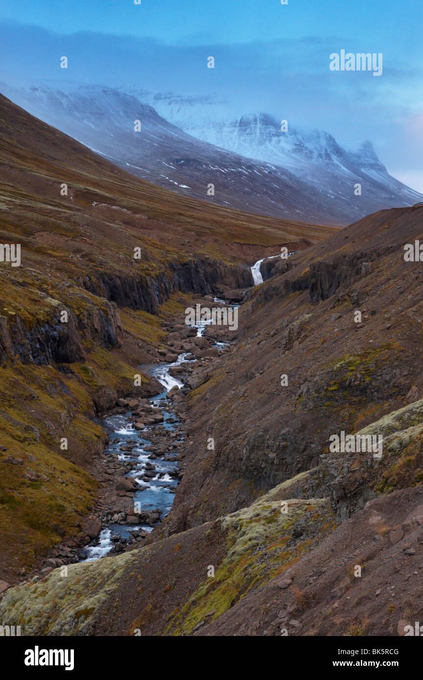 Tramonto sulle montagne innevate nel fiordo di Reydarfjordur, Est fiordi, Islanda, regioni polari Foto Stock