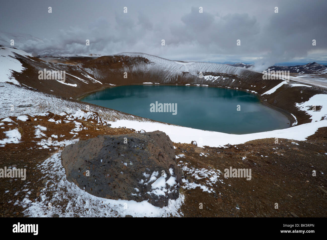 Il cratere del lago Viti in inverno, sul vulcano Krafla, Krafla area geotermale nei pressi del Lago Myvatn, Nord Islanda, Islanda, regioni polari Foto Stock