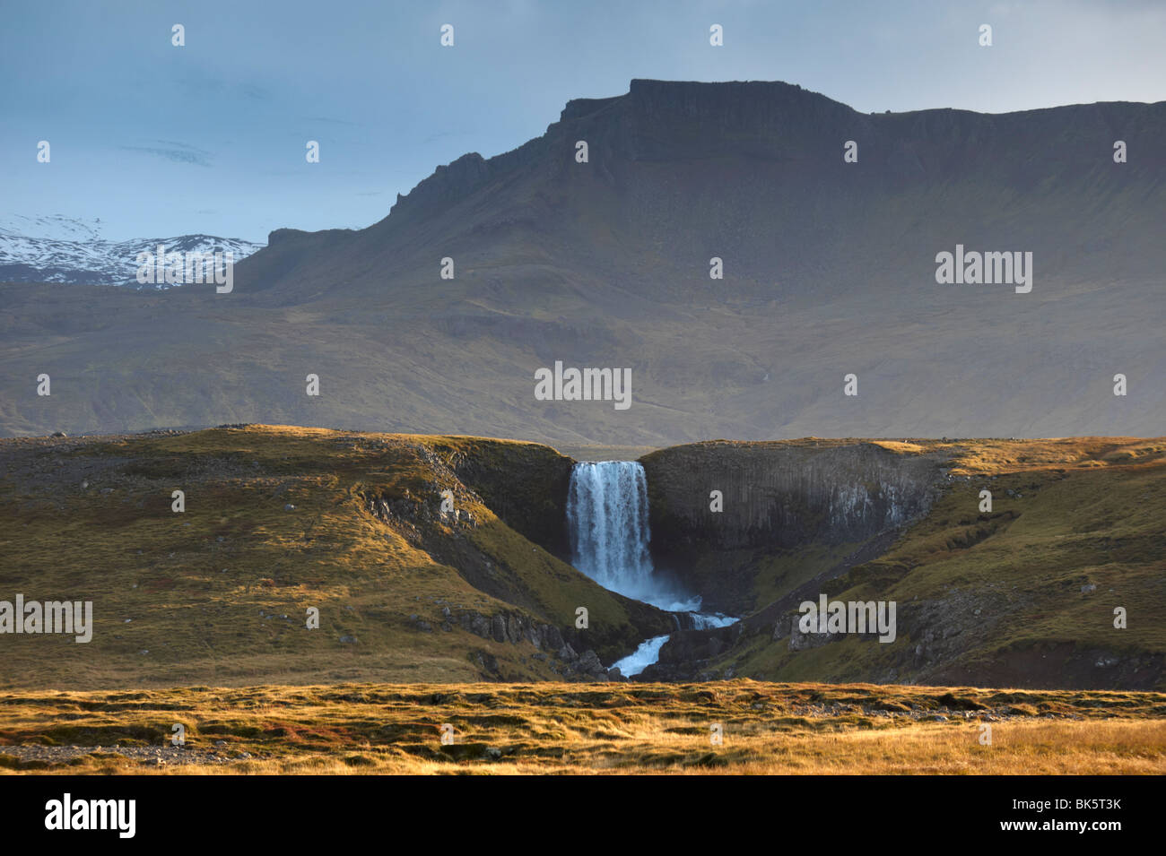 Cascata in Snaefellsjokull National Park, Snaefellsjokull dietro, vicino Hellisandur, Snaefellsnes Peninsula, Islanda Foto Stock