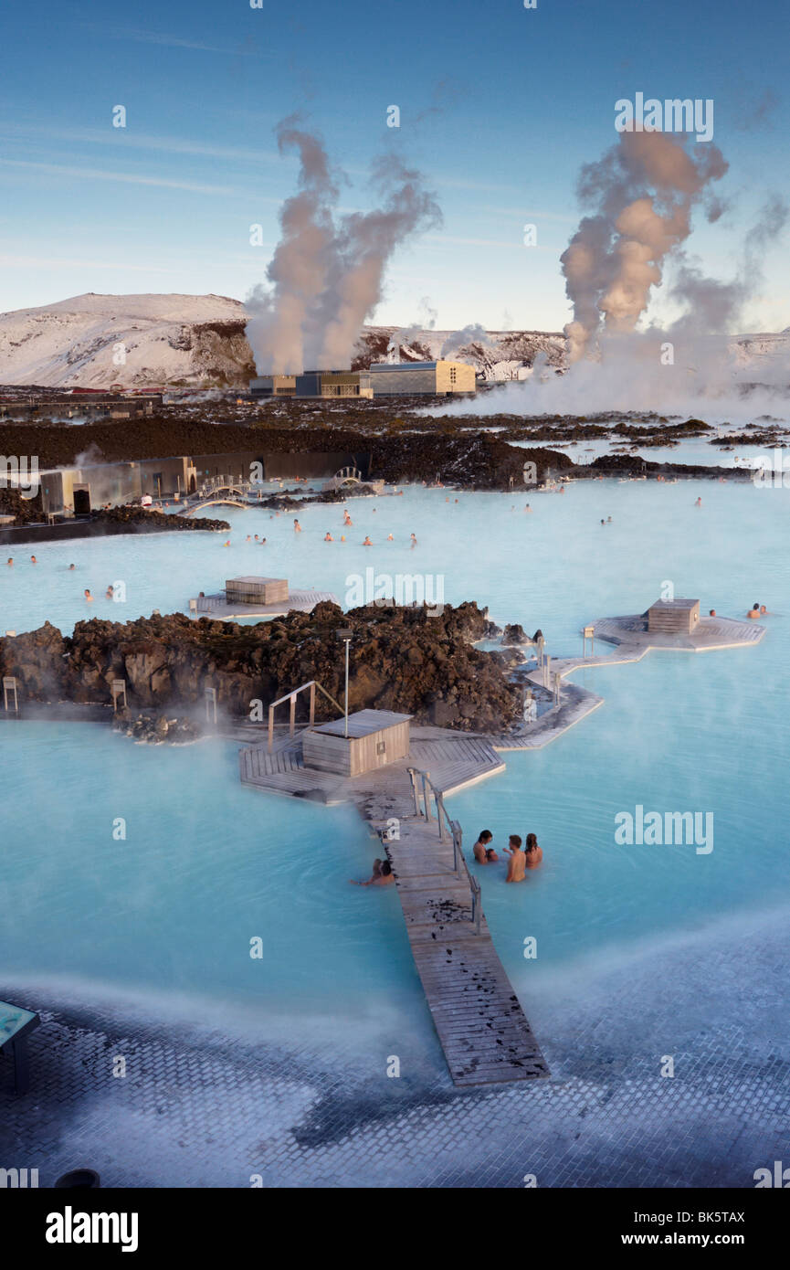 Persone relax nella laguna blu spa geotermica, Grindavik, penisola di Reykjanes, Icelands Foto Stock
