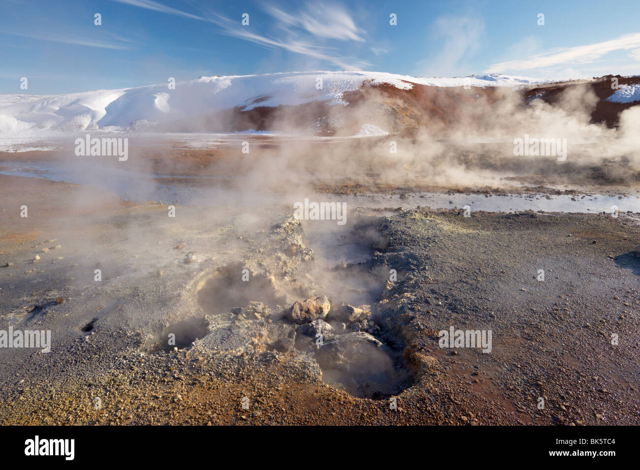 Attività geotermica di mudpots, sorgenti calde e fumarole, a Krisuvik, penisola di Reykjanes, a sud-ovest di Islanda Islanda Foto Stock