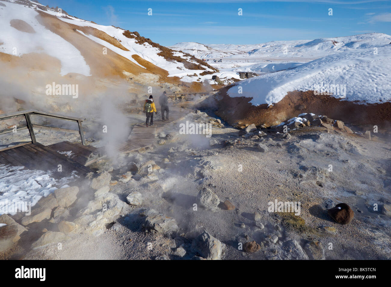 I turisti a guardare attività geotermica di mudpots, sorgenti calde e fumarole, a Krisuvik, penisola di Reykjanes, Islanda Foto Stock