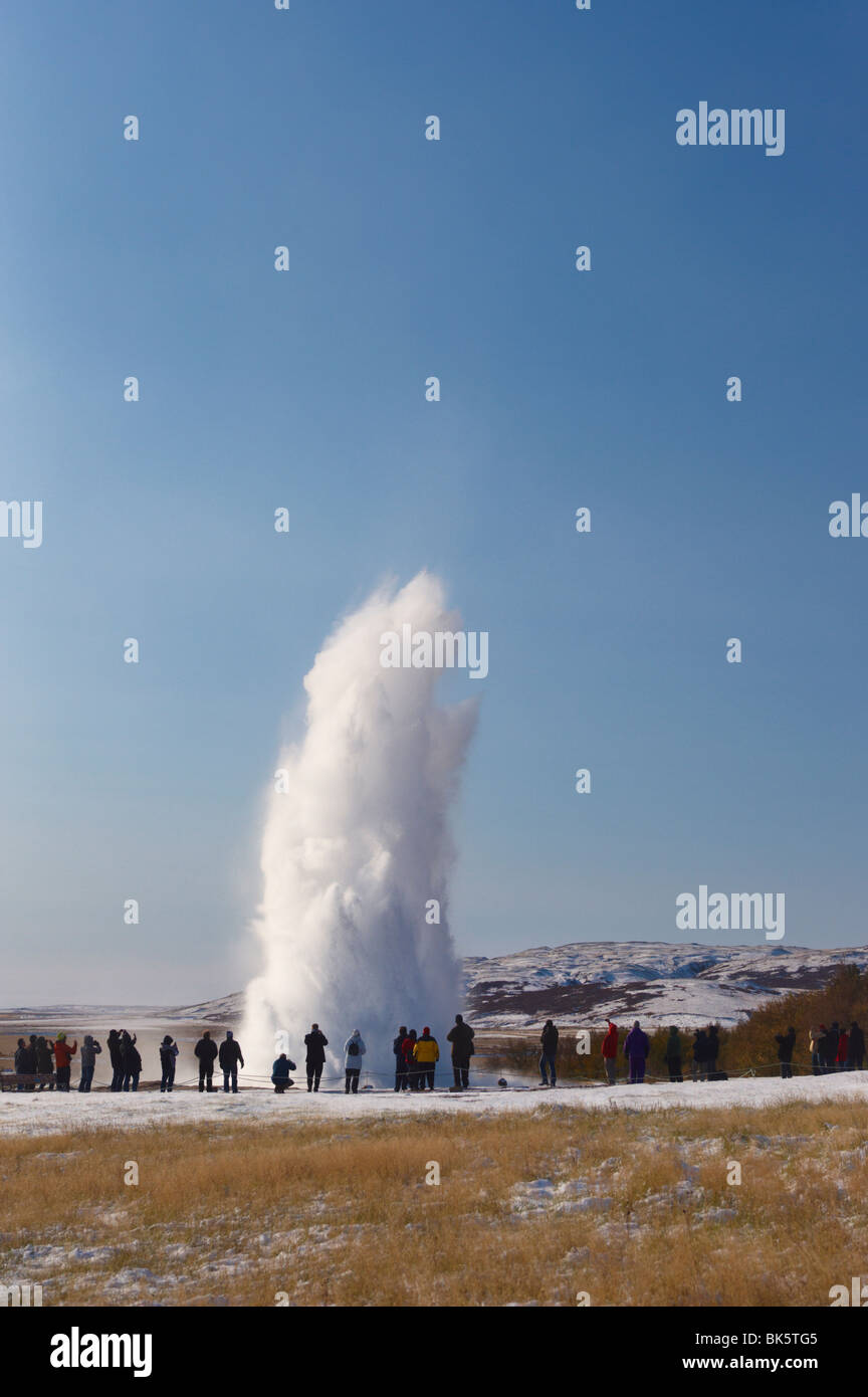 I turisti a guardare geyser che erutta, Strokkur (la churn), Geysir, Golden Circle, Islanda Foto Stock