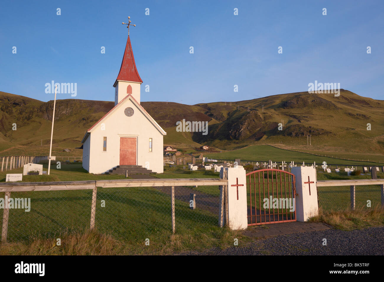 Piccola chiesa vicino a Dyrholaey (VIK), a sud dell'Islanda, Islanda, regioni polari Foto Stock