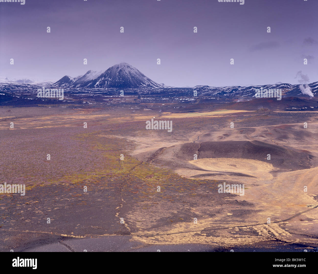 Vista dalla cima del vulcano Hverfell, Mount Hlidarfjall nella distanza, Myvatn, Islanda, regioni polari Foto Stock