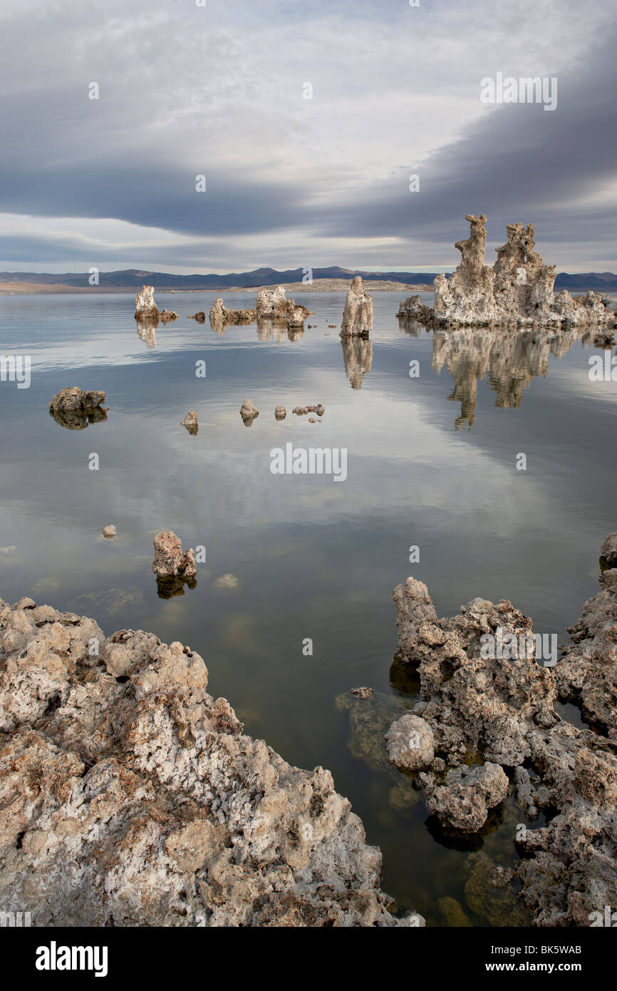 Formazioni di Tufo all'alba, Mono Lake, California, Stati Uniti d'America, America del Nord Foto Stock