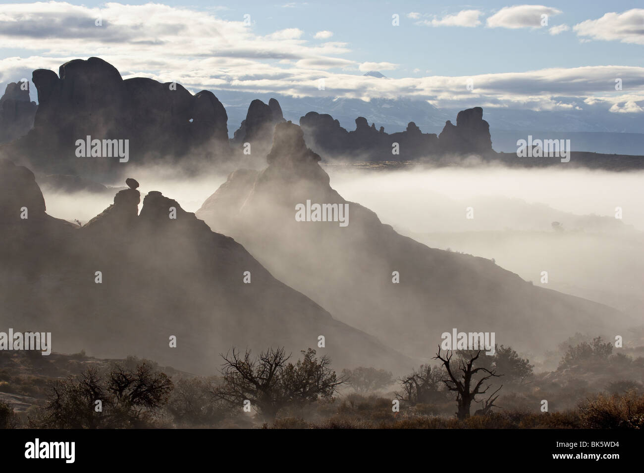 La nebbia che circonda le formazioni, Arches National Park, Utah, Stati Uniti d'America, America del Nord Foto Stock