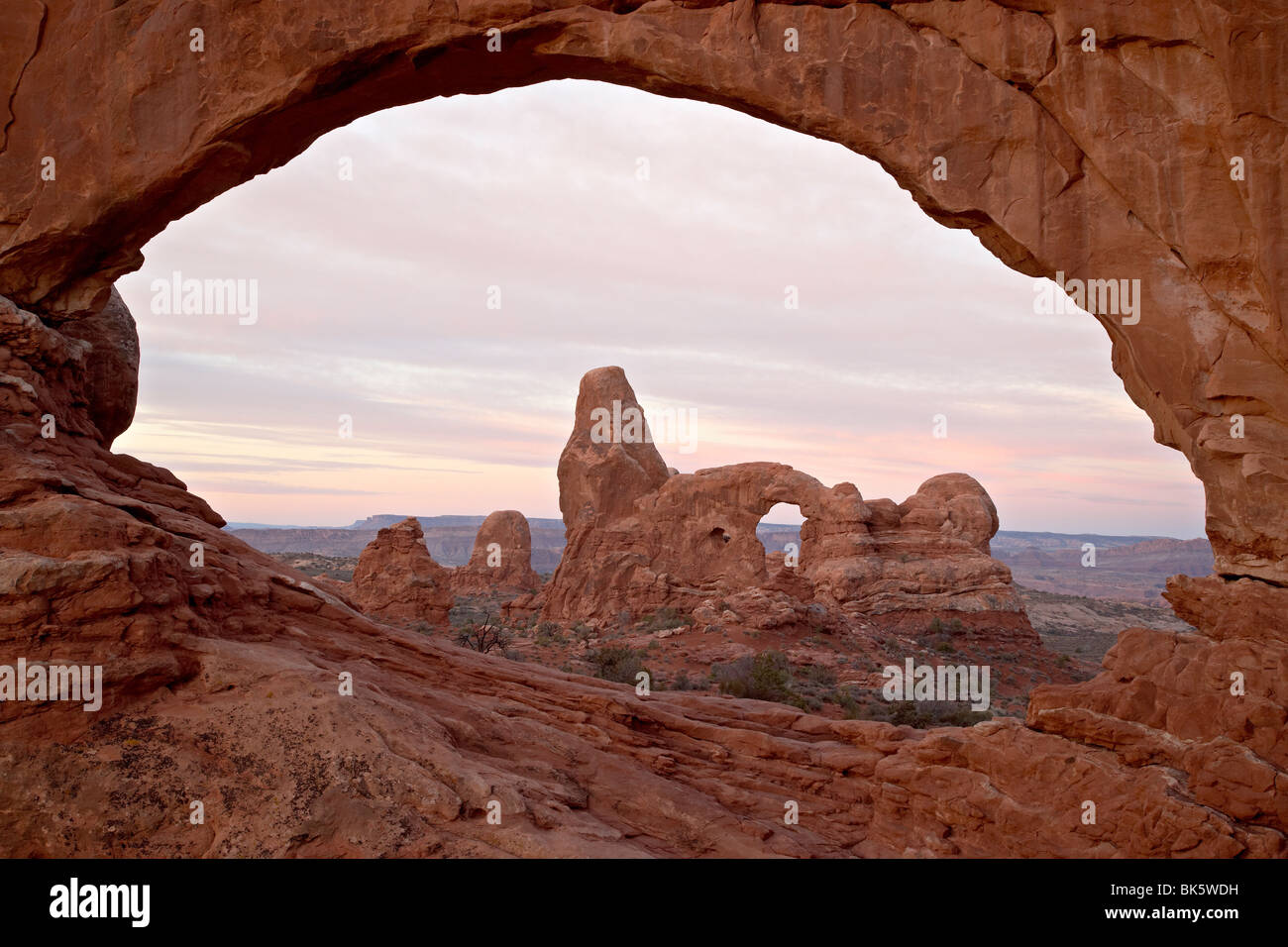 La torretta Arch attraverso la finestra del nord all'alba, Arches National Park, Utah, Stati Uniti d'America, America del Nord Foto Stock